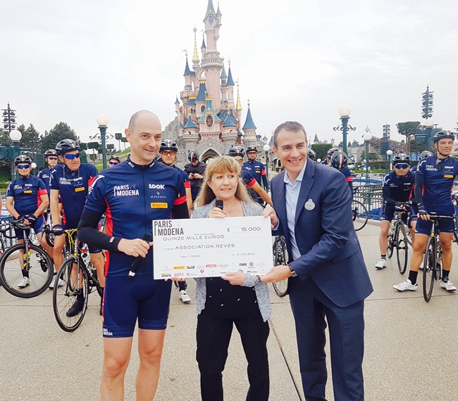 玛莎拉蒂第四届巴黎-摩德纳慈善骑行骑手向法国慈善机构里夫斯协会(Rêves)捐赠15,000欧元.jpg