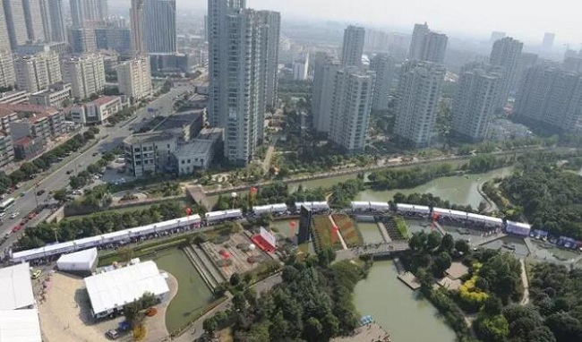 9月6日8日,由武进汽车城建设指挥部、武进日报社、江苏上游传媒有限公司主办的2014武进金秋车展将在新天地公园举行。连办5年,新天地公园金秋车展已经成为每年秋天必不可少的一道风景。 此次常州车展,长安福特、上海大众、广汽本田、北京现代、一汽大众等众多市民关注的品牌及特价车型,均将来到新天地公园供市民挑选。奔驰、捷豹路虎、进口大众、沃尔沃、DS等品牌和毗陵驿各款豪车也将携优惠而来。自主品牌观致、长安、北京幻速、风行、五菱等品牌都将参展常州车展,且优惠幅度很大。 优美的公园美景,家门口的常州车展,最接地气的